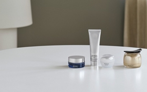 Prodotti SENSAI essenziali per la skincare invernale con 4 maschere idratanti su un tavolo